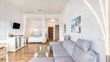 Fernseher, Tischtennisplatte