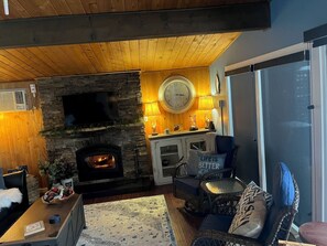 TV - Cozy, Clean Lakefront Cabin on Emma Lake (Christopher Lake)