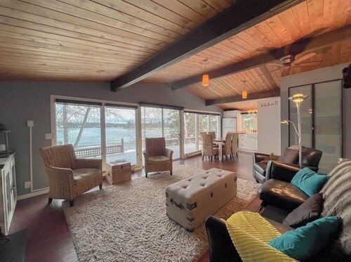 Cozy, Clean Lakefront Cabin on Emma Lake