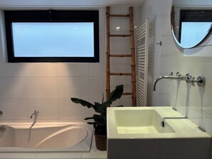 مجففات شعر، مناشف، صابون، شامبو