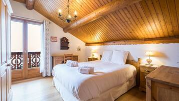 4 bedrooms, iron/ironing board, WiFi, bed sheets