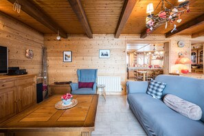 Een televisie en een open haard