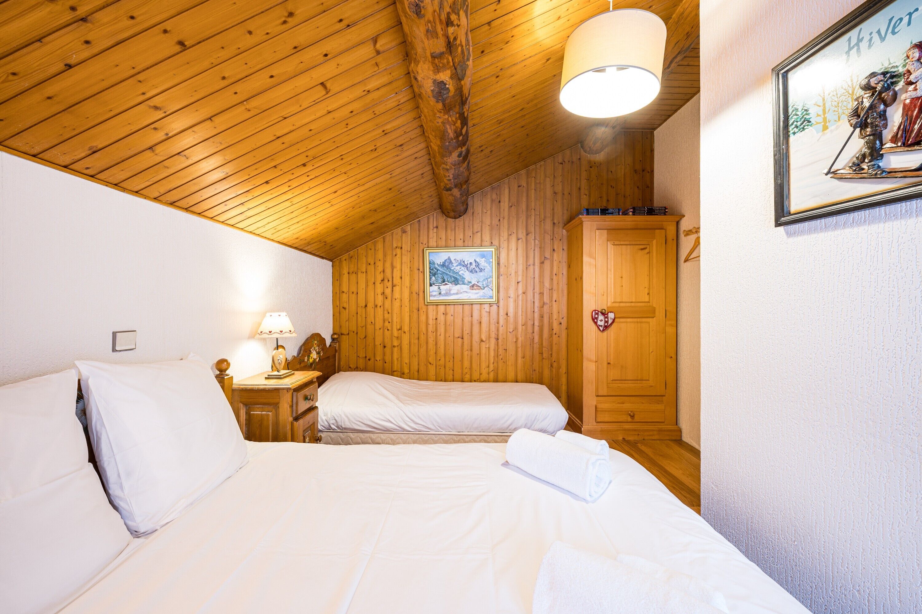 4 bedrooms, iron/ironing board, WiFi, bed sheets