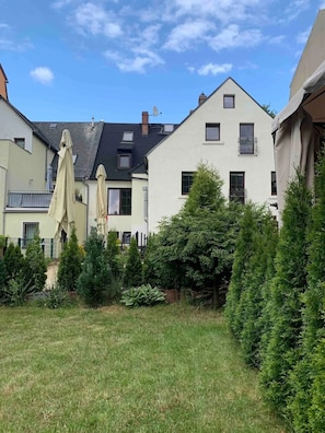 Zona residencial amb diverses cases, gespa i alguns arbres.