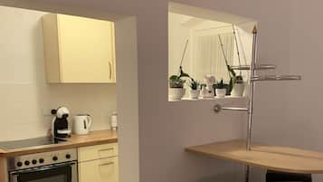 Een koelkast, een magnetron, een oven, een kookplaat