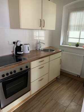 Geladeira, micro-ondas, fogão, cooktop