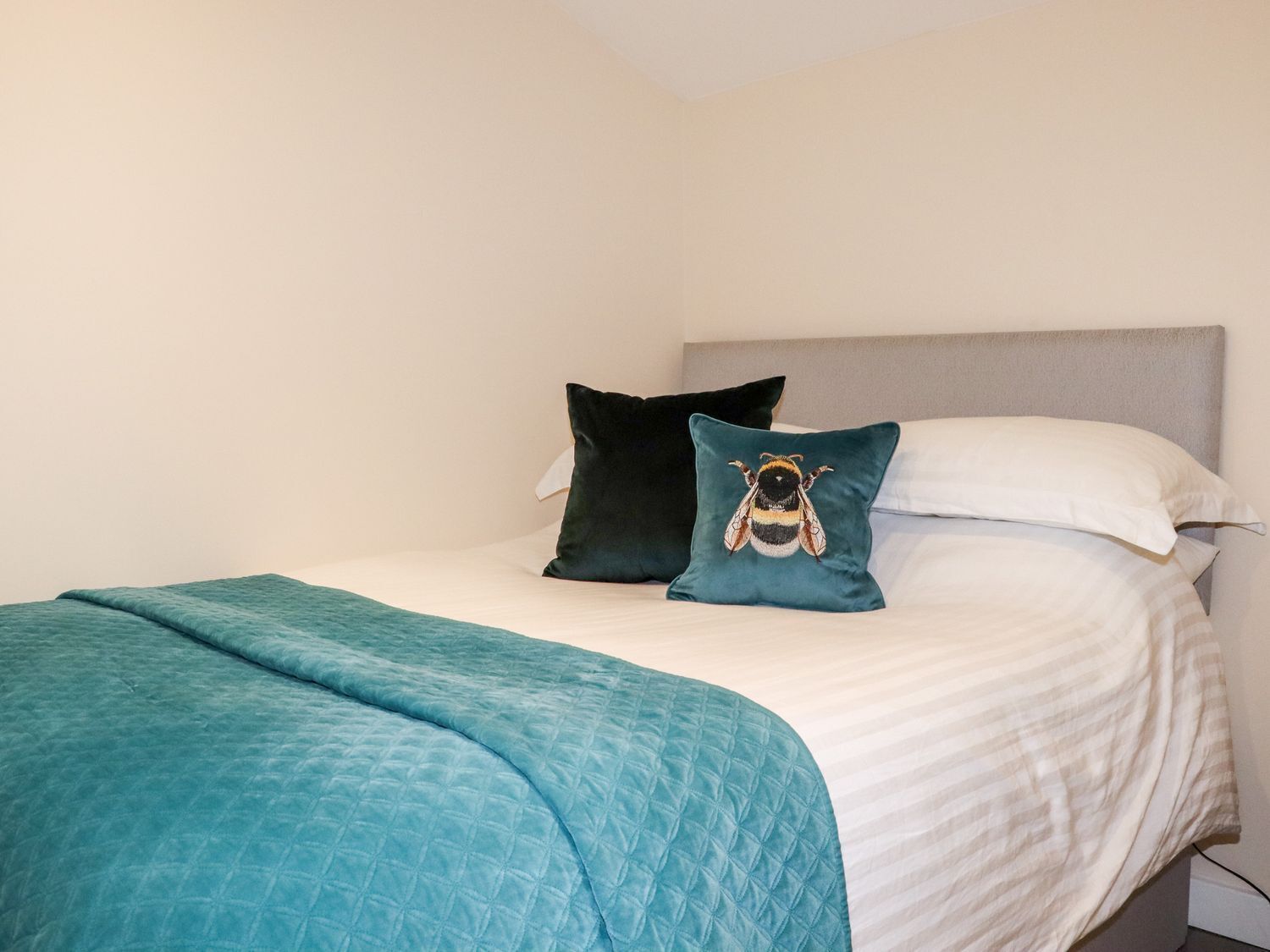 1 bedroom, individually decorated, individually furnished, free WiFi