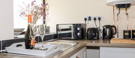 Batterie de cuisine, vaisselle et ustensiles