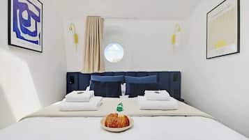 Een strijkplank/strijkijzer, wifi, beddengoed