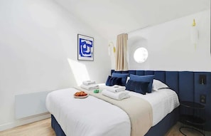 Een strijkplank/strijkijzer, wifi, beddengoed