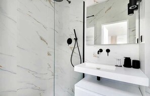 Douche, sèche-cheveux, serviettes fournies, savon