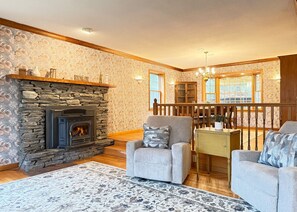 TV, fireplace, offices - SweetBearoline- Hot tub, Pool Table, Spacious (Killington)