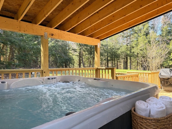 Outdoor spa tub - SweetBearoline- Hot tub, Pool Table, Spacious (Killington)