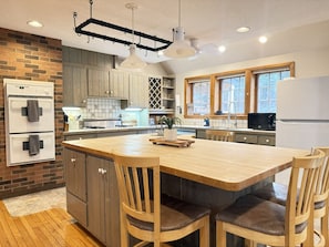 Fridge, microwave, oven, stovetop - SweetBearoline- Hot tub, Pool Table, Spacious (Killington)