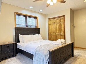 4 bedrooms, desk, iron/ironing board, travel cot - SweetBearoline- Hot tub, Pool Table, Spacious (Killington)