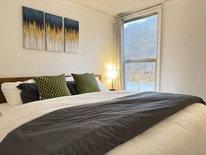 2 bedrooms, travel cot, WiFi, bed sheets - BlueBird Escape- Pool, Near Bike Park and Golf! (Killington)