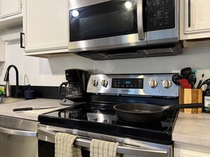 Fridge, microwave, oven, stovetop - BlueBird Escape- Pool, Near Bike Park and Golf! (Killington)