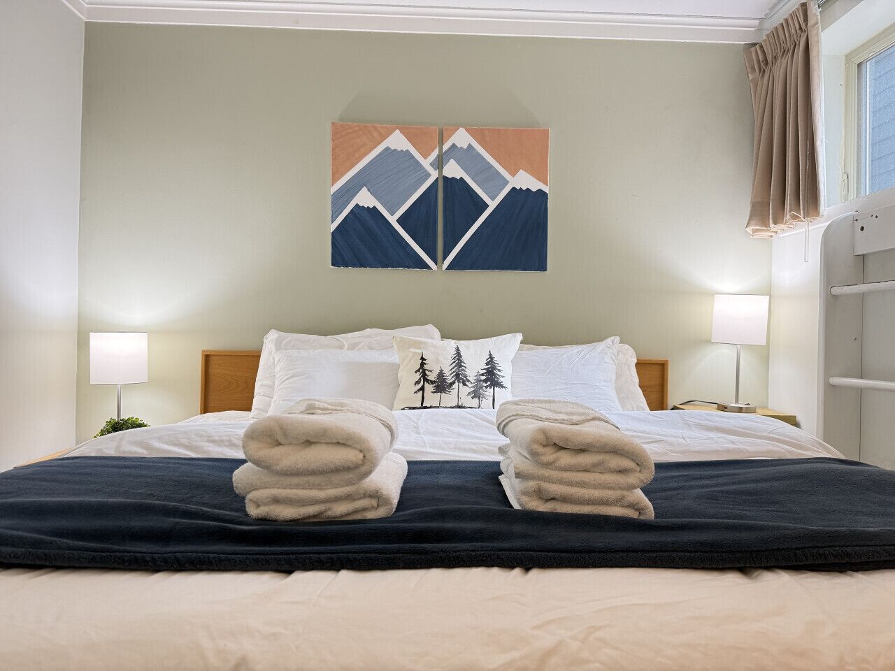 1 bedroom, desk, WiFi, bed sheets
