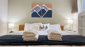 1 bedroom, desk, WiFi, bed sheets