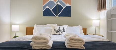 1 bedroom, desk, WiFi, bed sheets