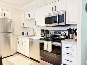 Jääkaappi, mikroaaltouuni, uuni, liesi