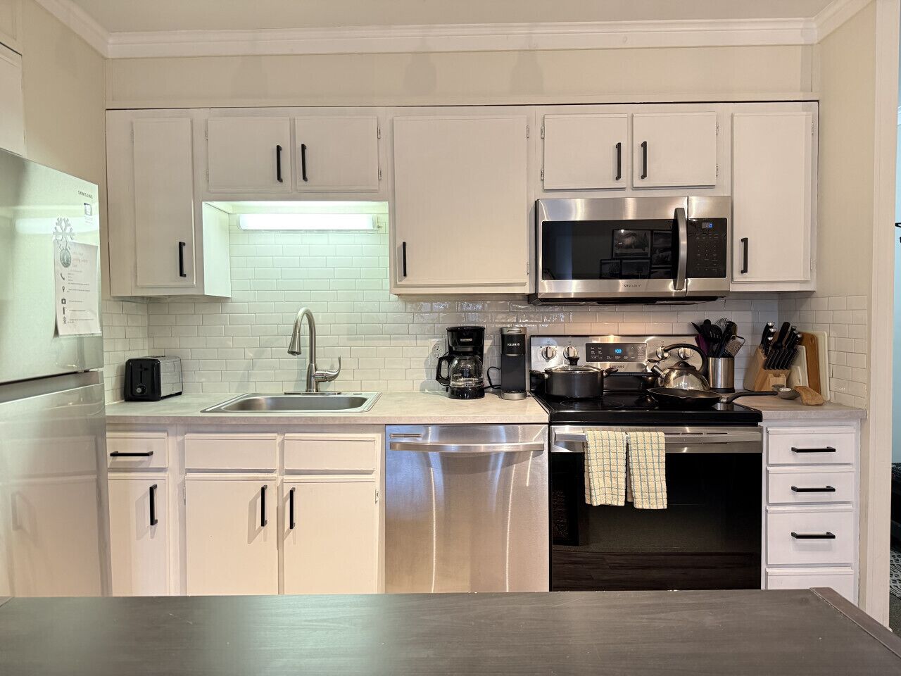 Kylskåp, mikrovågsugn, ugn och spishäll