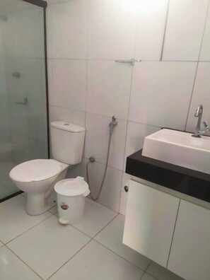 ฝักบัว, ผ้าเช็ดตัว, กระดาษชำระ