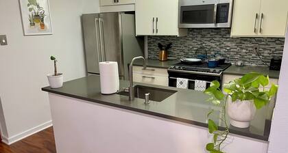 Cozy 1-bedroom Condo - Austin - Fitness Room - Pool - Reading Room w/ Creek view