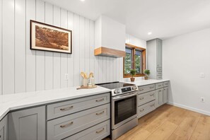 Refrigerador, microondas, horno y parrilla de estufa 