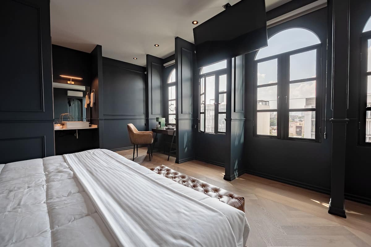 Deluxe Suite, City View | Egyptian cotton sheets, premium bedding, memory foam beds