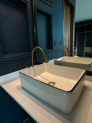 Shower, rainfall showerhead, free toiletries, hair dryer - The Sapphire Room (Mexico City)