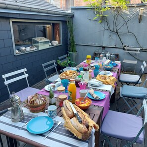 Outdoor dining - Guest Room “La Musicale - Django Reinhardt” with Breakfast Included (Rouen)