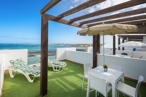 Outdoor dining - Home2Book Ocean View Corralejo - Terrace & Pool (Corralejo)