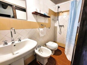 Douche, séchoir à cheveux, bidet, serviettes fournies