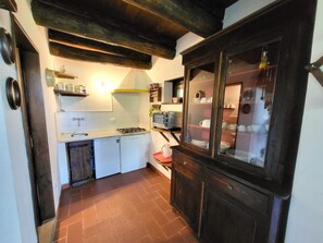 Fridge, microwave, oven, stovetop - NEW! Tuscany Farmhouse & barn, private pool, mountain views, sleeping 8, WIFI (Pieve Fosciana)