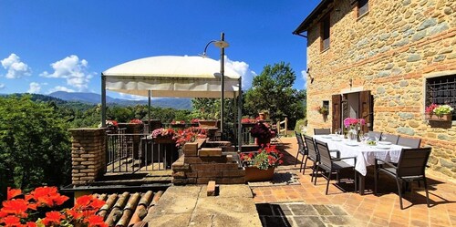 NEW! Farmhouse & barn, private pool, mountain views, flexible changeover.