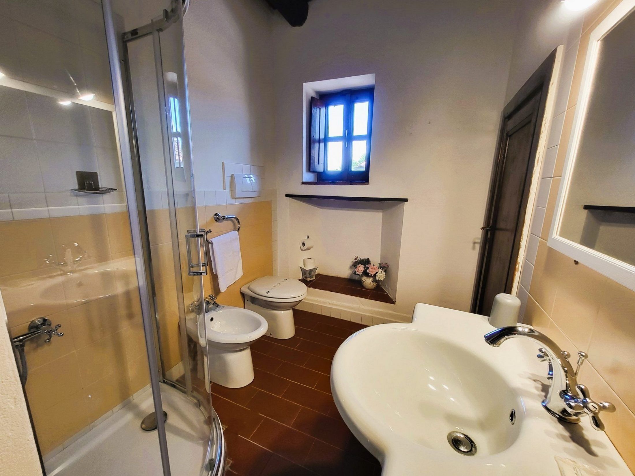 Douche, sèche-cheveux, bidet, serviettes fournies