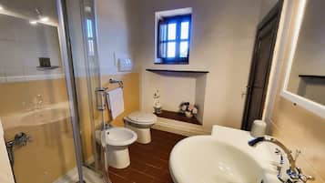 Douche, sĂšche-cheveux, bidet, serviettes fournies