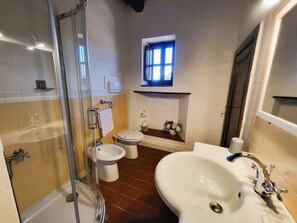 Shower, hair dryer, bidet, towels - NEW! Farmhouse & barn, private pool, mountain views, flexible changeover. (Pieve Fosciana)
