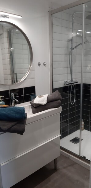 淋浴设施、吹风机、毛巾