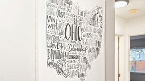 En väggmålning som föreställer en karta över delstaten Ohio, med namnen på olika städer.