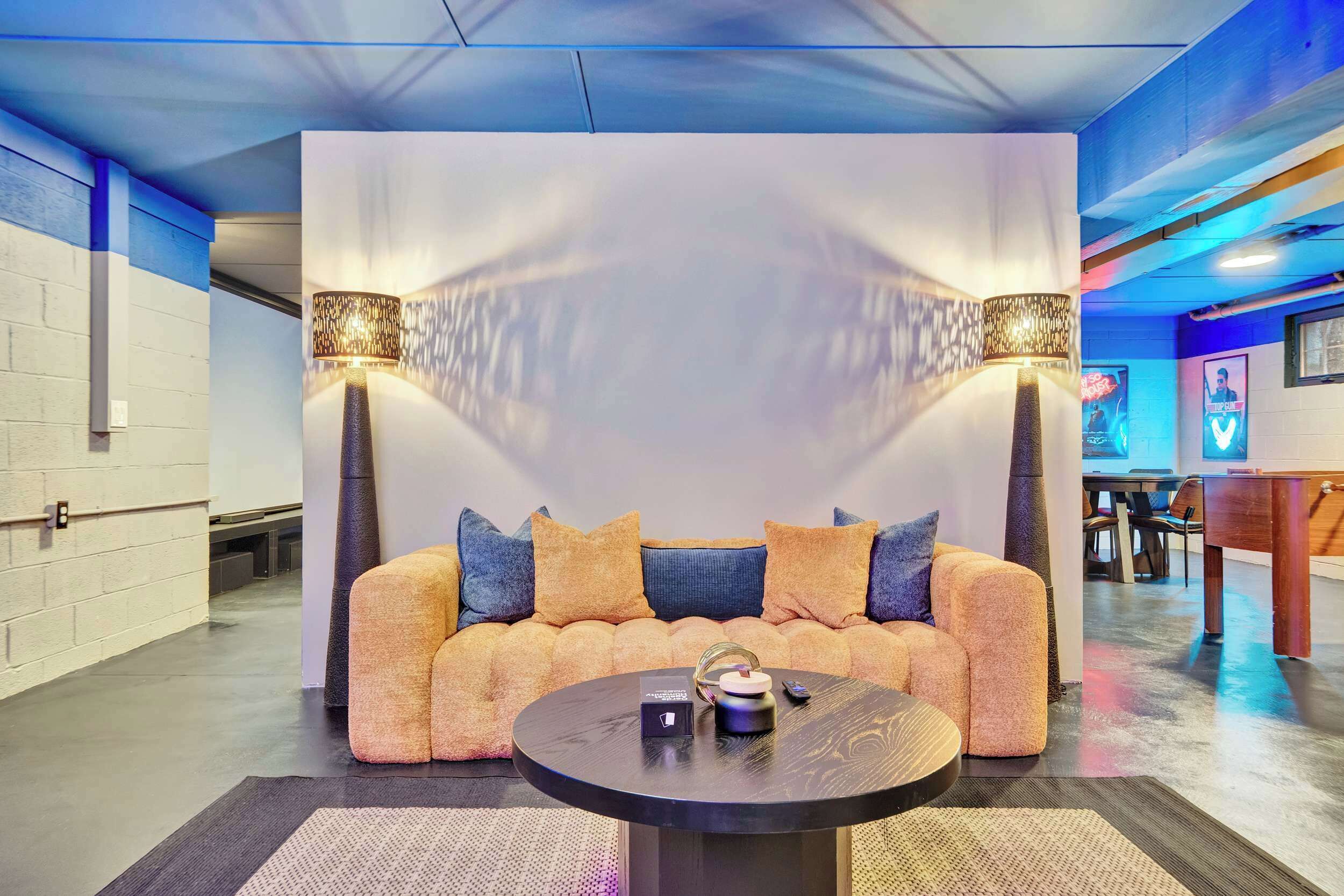 Älytelevisio, takka, videopelejä, pöytäjalkapallopöytä