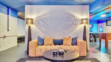 Älytelevisio, takka, videopelejä, pöytäjalkapallopöytä