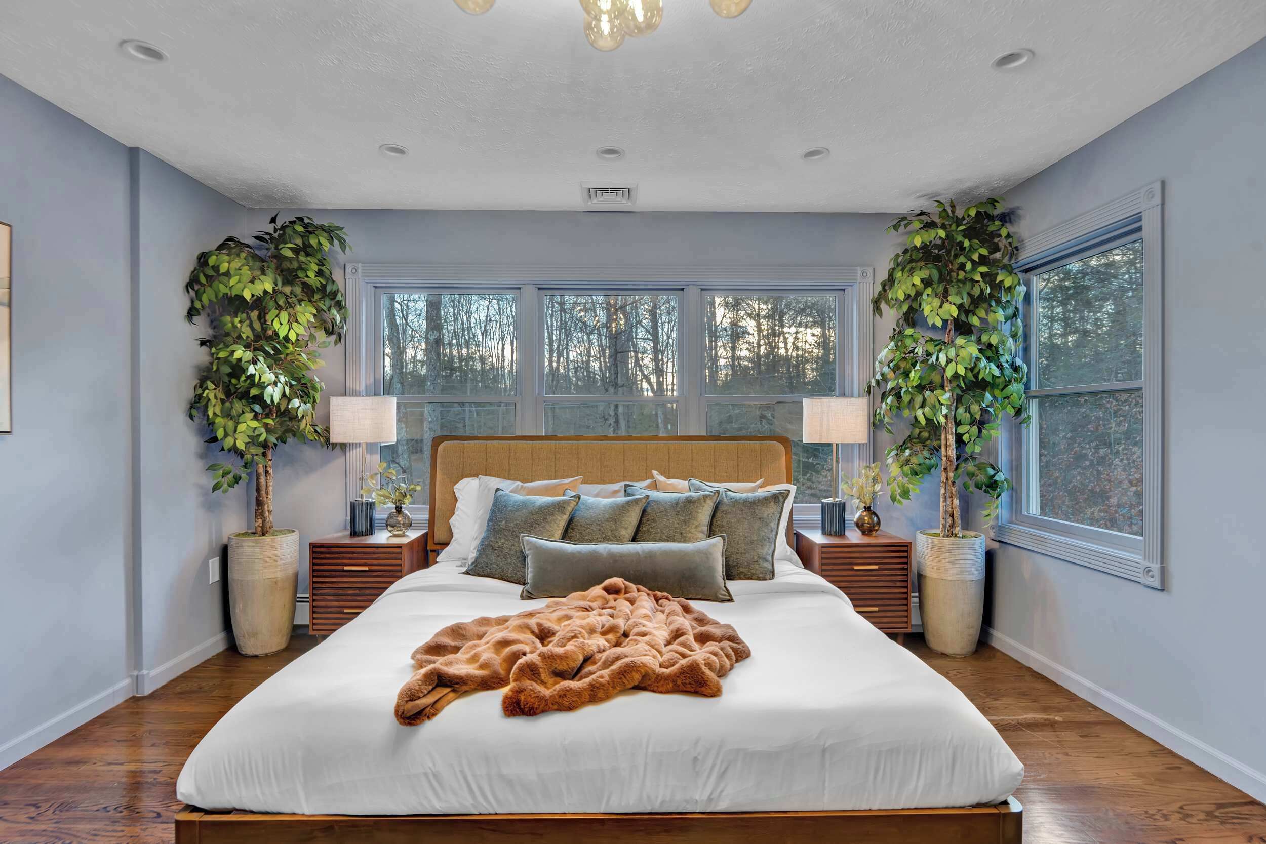 6 makuuhuonetta, työpöytä, silitysrauta/-lauta, vauvan matkasänky