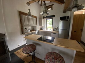 Een koelkast, een magnetron, een oven, een kookplaat