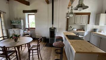 Jääkaappi, mikroaaltouuni, uuni, liesi