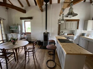 Fridge, microwave, oven, stovetop - Holiday Home 'La P'tite Maiz' with Shared Pool, Private Terrace & Wi-Fi (Bourg-de-Visa)