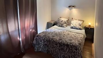 1 slaapkamer, een strijkplank/strijkijzer, wifi, beddengoed