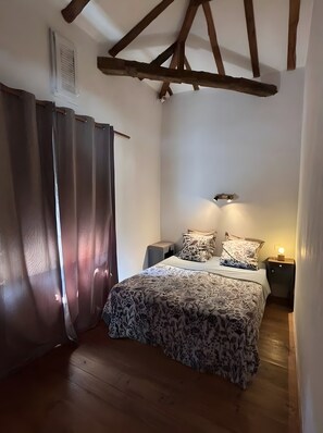 1 habitación, tabla de planchar con plancha, wifi y ropa de cama 