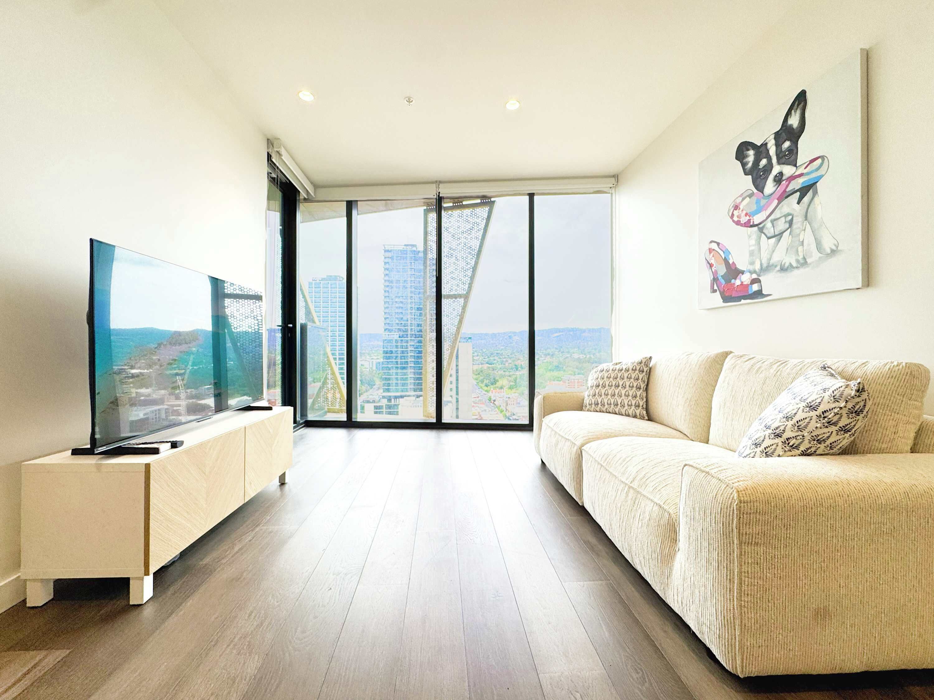 Televisión y oficina 